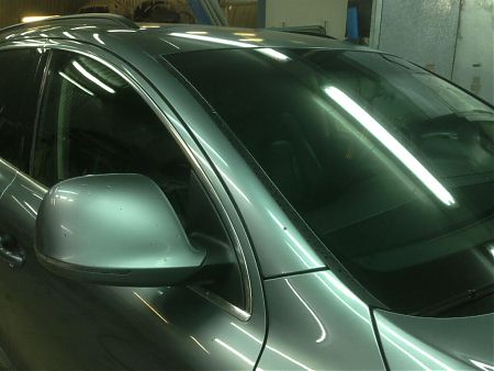 Стойка лобового стекла Audi Q7. Скол краски